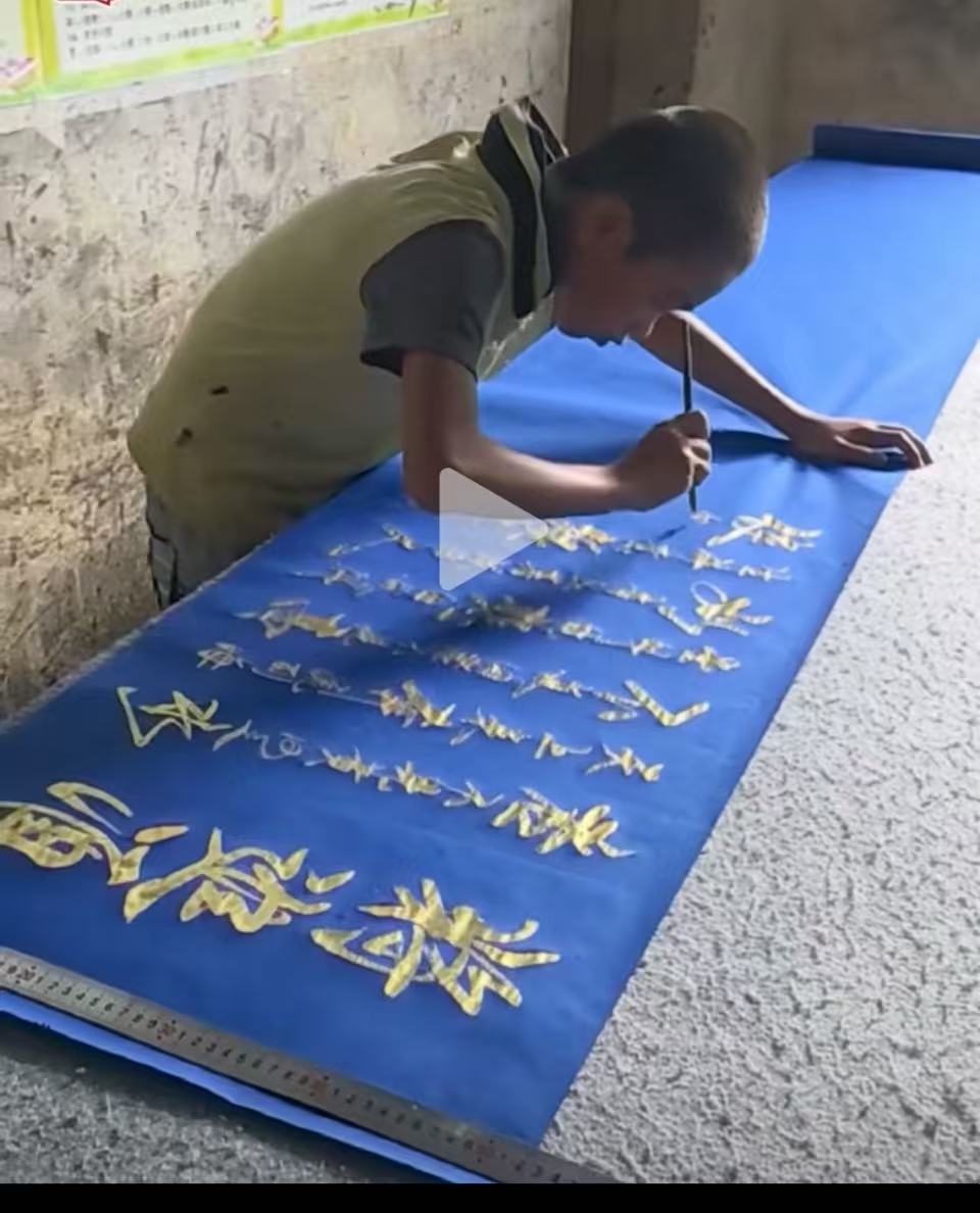 少年挥毫书《将近酒》，13岁李明笔走龙蛇显风华：少年自有凌云志！