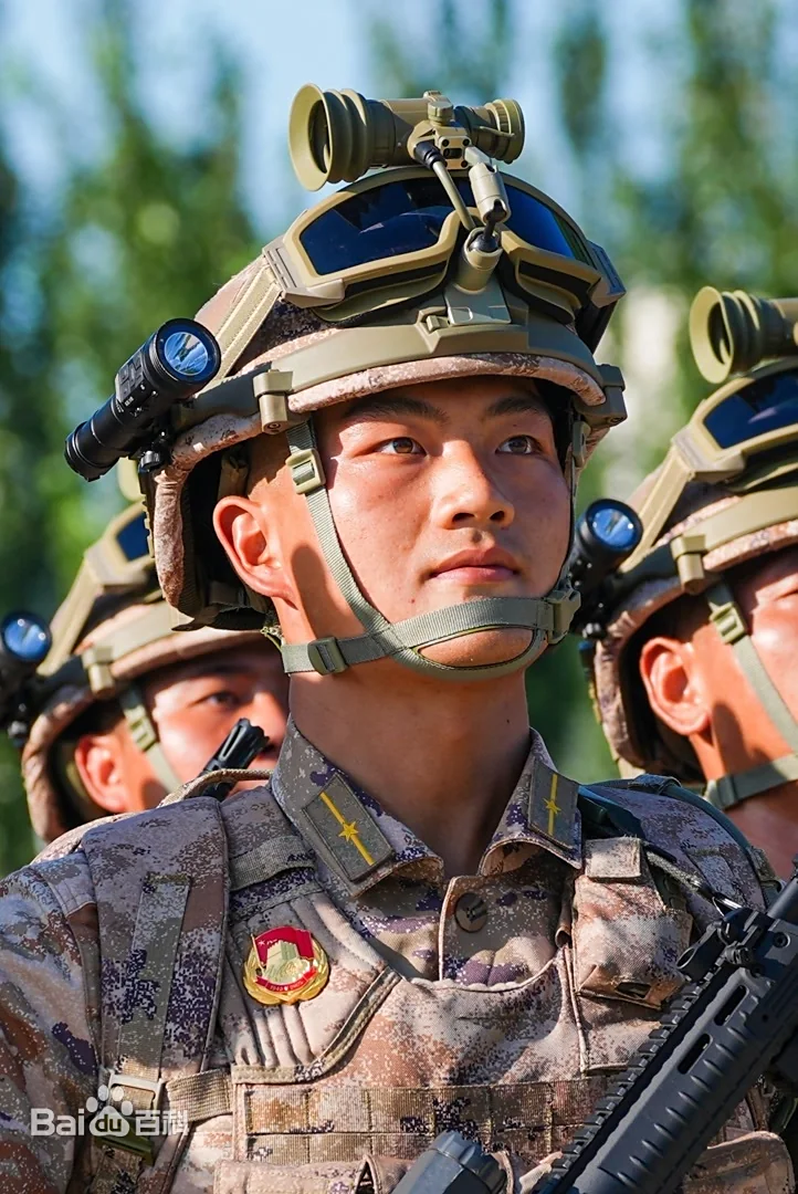 汶川废墟中被救出的男孩，17年后，正步走过天安门！